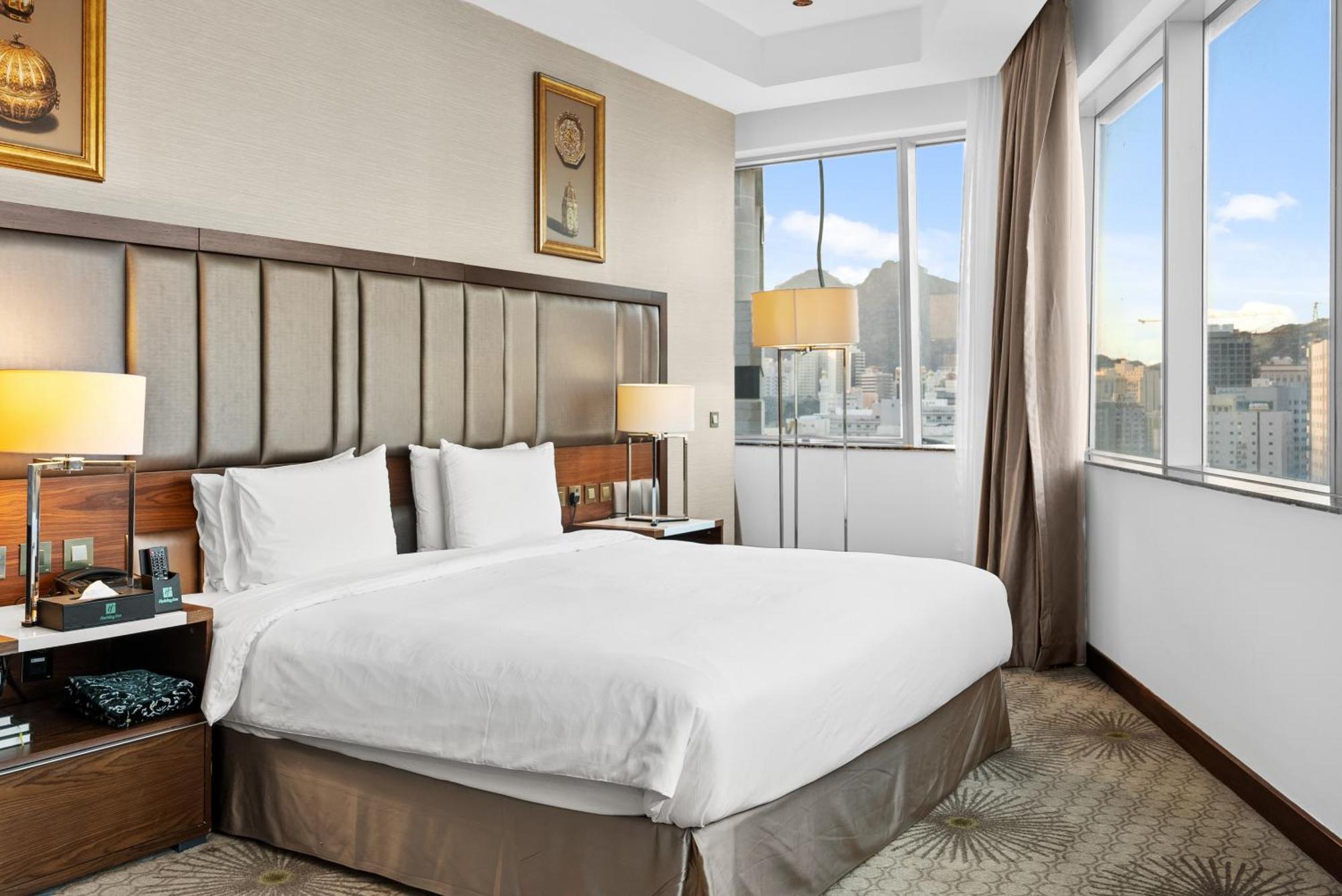 Holiday Suites Al Azizia Mecca Exterior photo A room at the hotel