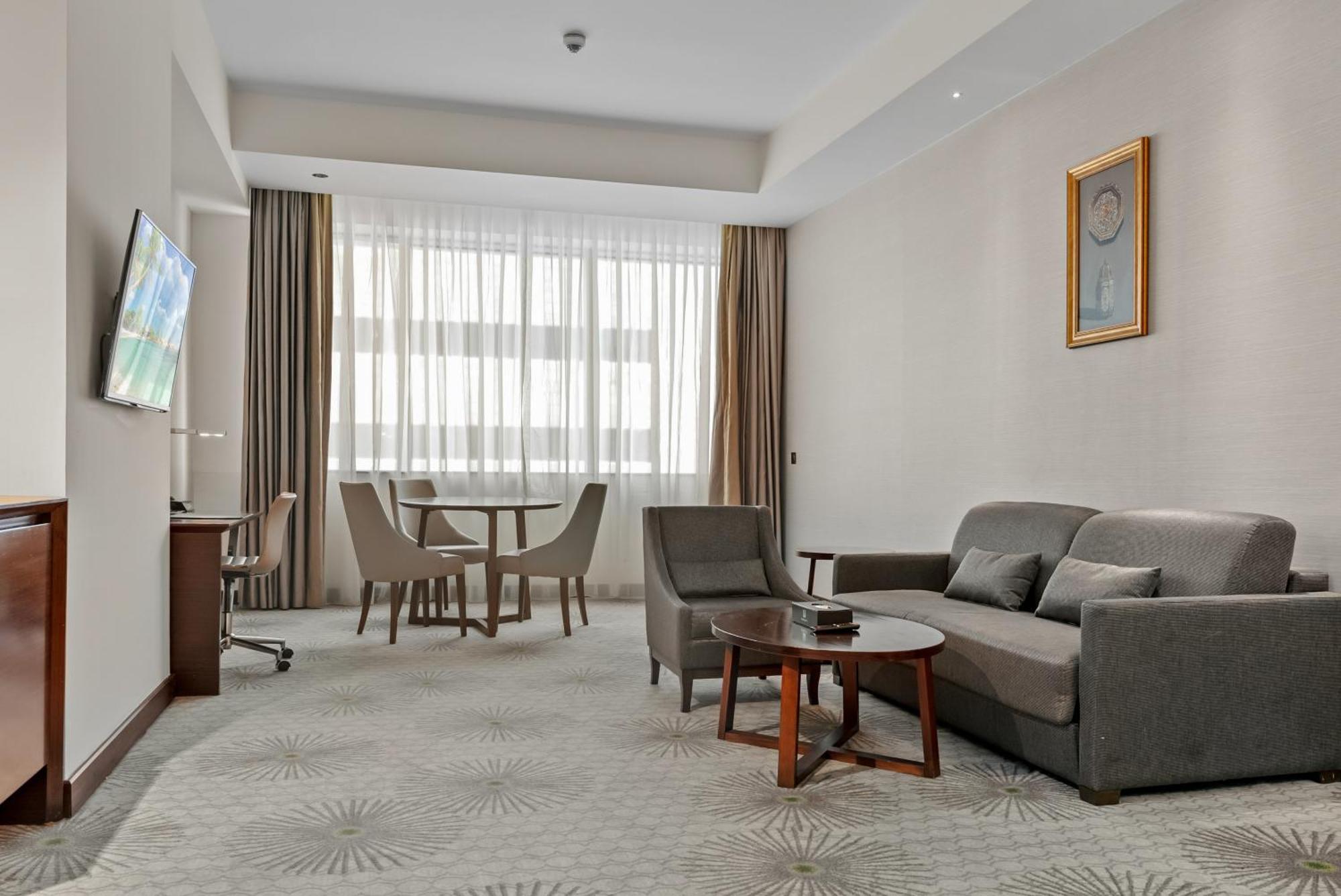 Holiday Suites Al Azizia Mecca Exterior photo A room at the hotel