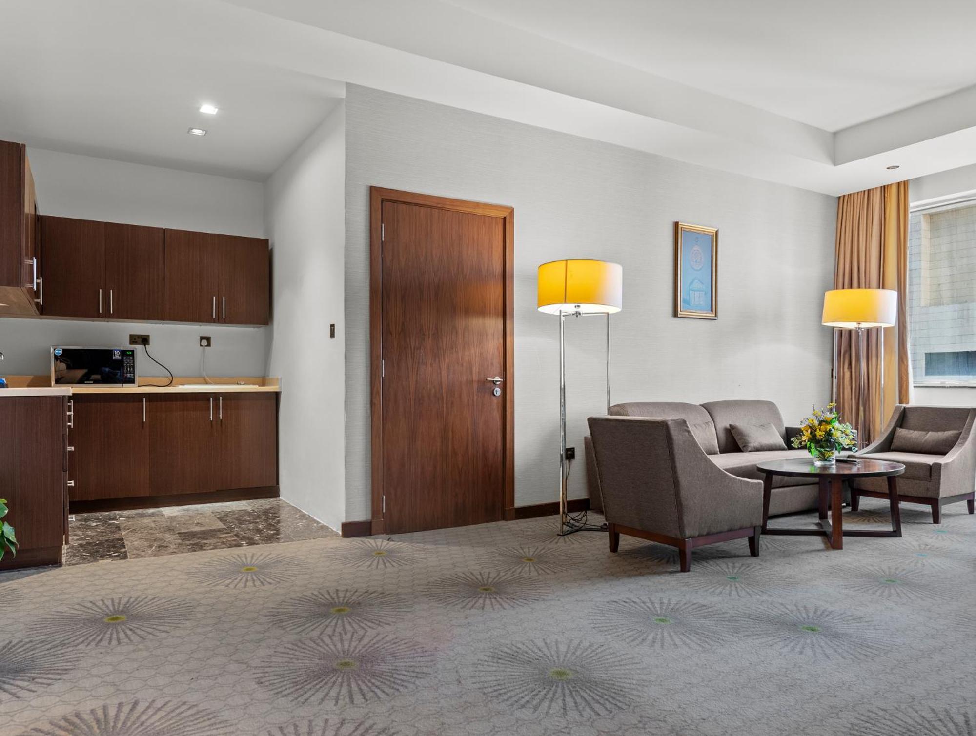 Holiday Suites Al Azizia Mecca Exterior photo A room at the hotel