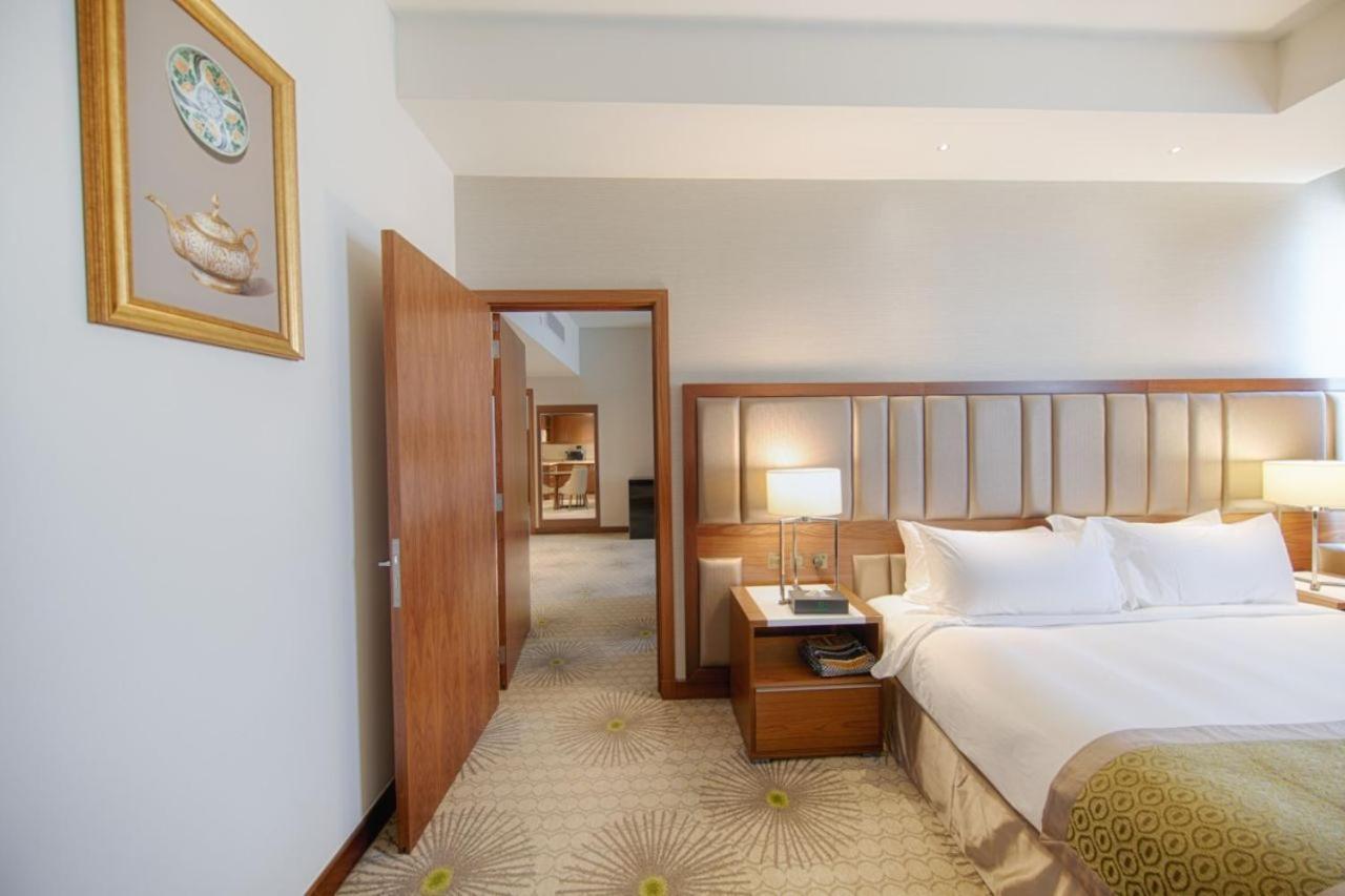 Holiday Suites Al Azizia Mecca Exterior photo A room at the hotel