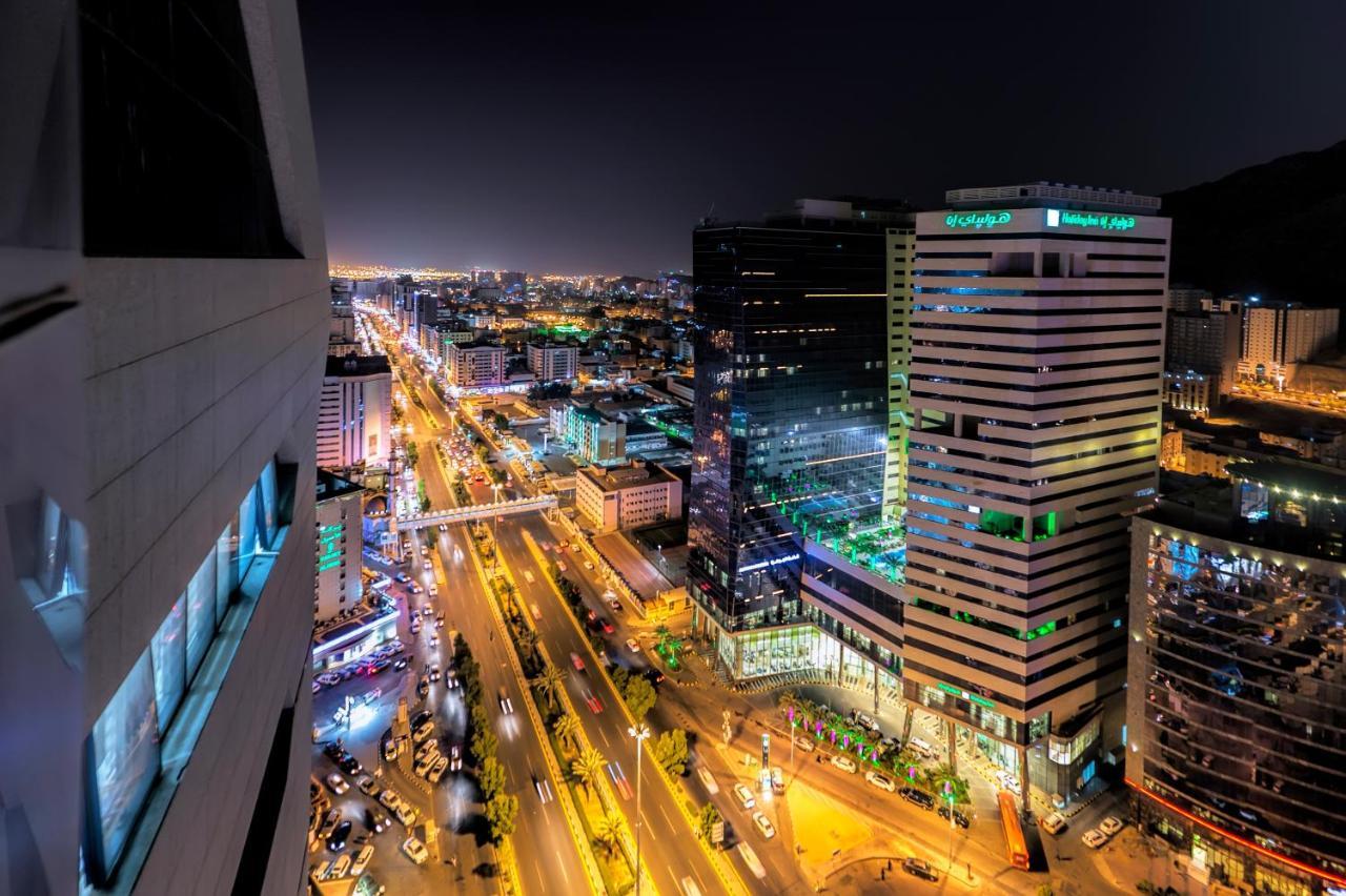 Holiday Suites Al Azizia Mecca Exterior photo The city of Karachi at night.