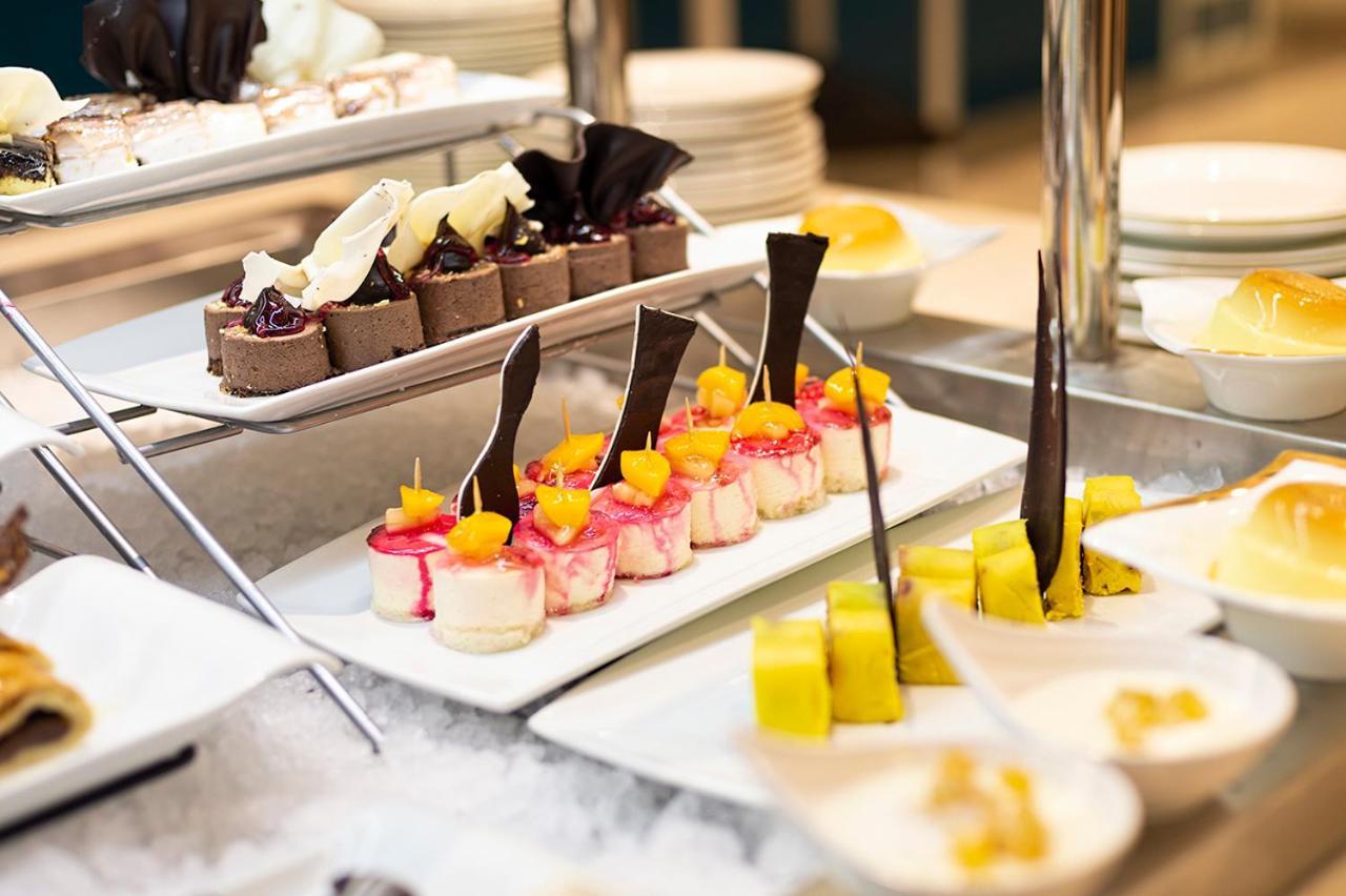 Holiday Suites Al Azizia Mecca Exterior photo A buffet at a luxury hotel