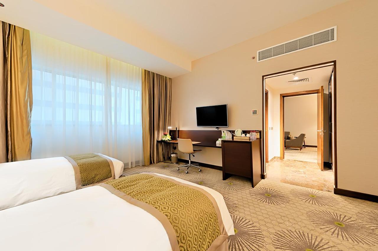 Holiday Suites Al Azizia Mecca Exterior photo A room at the hotel
