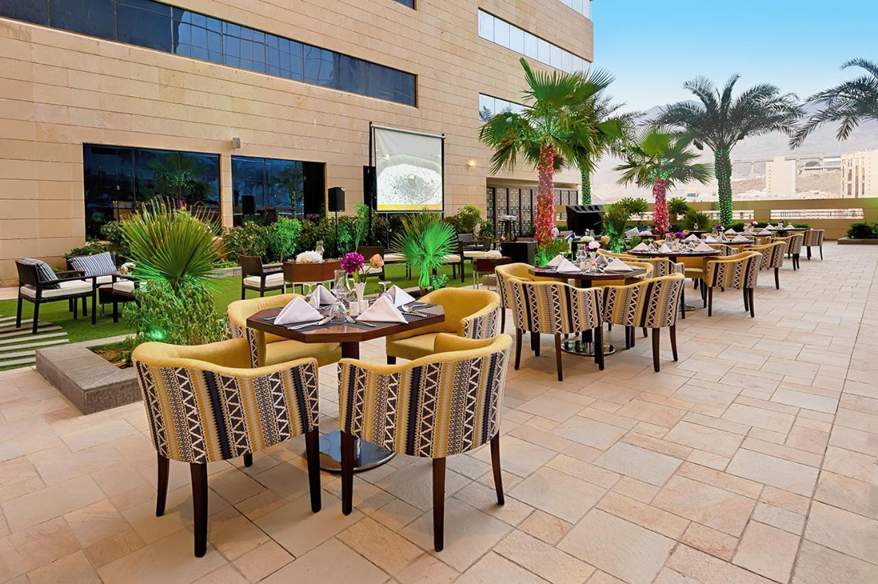 Holiday Suites Al Azizia Mecca Exterior photo The hotel's rooftop garden