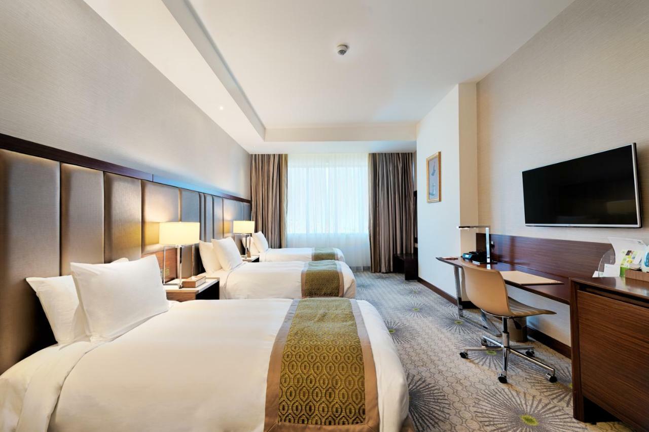 Holiday Suites Al Azizia Mecca Exterior photo A room at the hotel