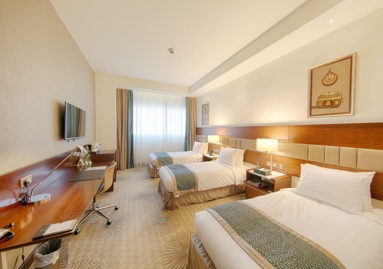 Holiday Suites Al Azizia Mecca Exterior photo A room at the hotel